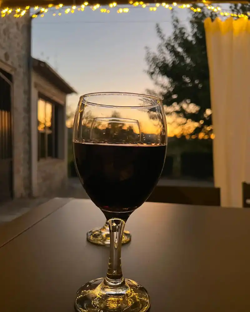 Verre de vin sur la table de la terrasse du rez de chaussée