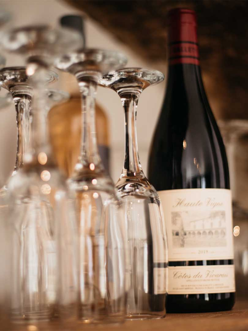 bouteille de vin et verres sur une étagère